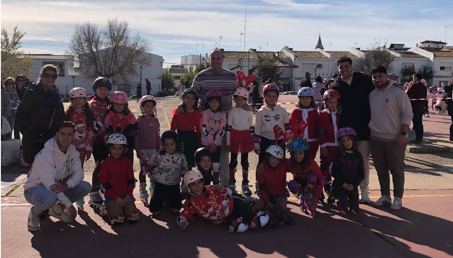 200 NIÑOS Y NIÑAS DISFRUTARON DE LA GYMKANA NAVIDEÑA DE PATINAJE
