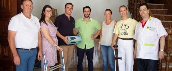 LA ORTOPEDIA Y FARMACIA MANUEL DÍAZ Y ÁLVARO GARCÍA DONAN AL AYUNTAMIENTO MATERIAL ORTOPÉDICO Y GERI
