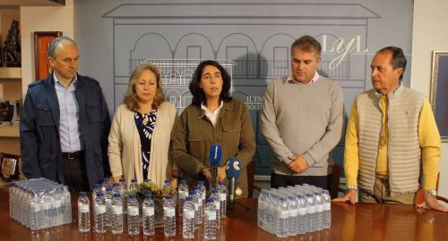 AQUALIA HACE ENTREGA DEL AGUA PARA LOS PEREGRINOS DE LA HDAD. DEL ROCÍO DE BOLLULLOS PAR DEL CONDADO