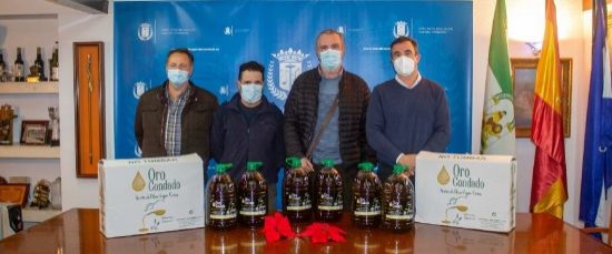 ENTREGA DE ACEITE AL AYUNTAMIENTO PARA PERSONAS NECESITADAS