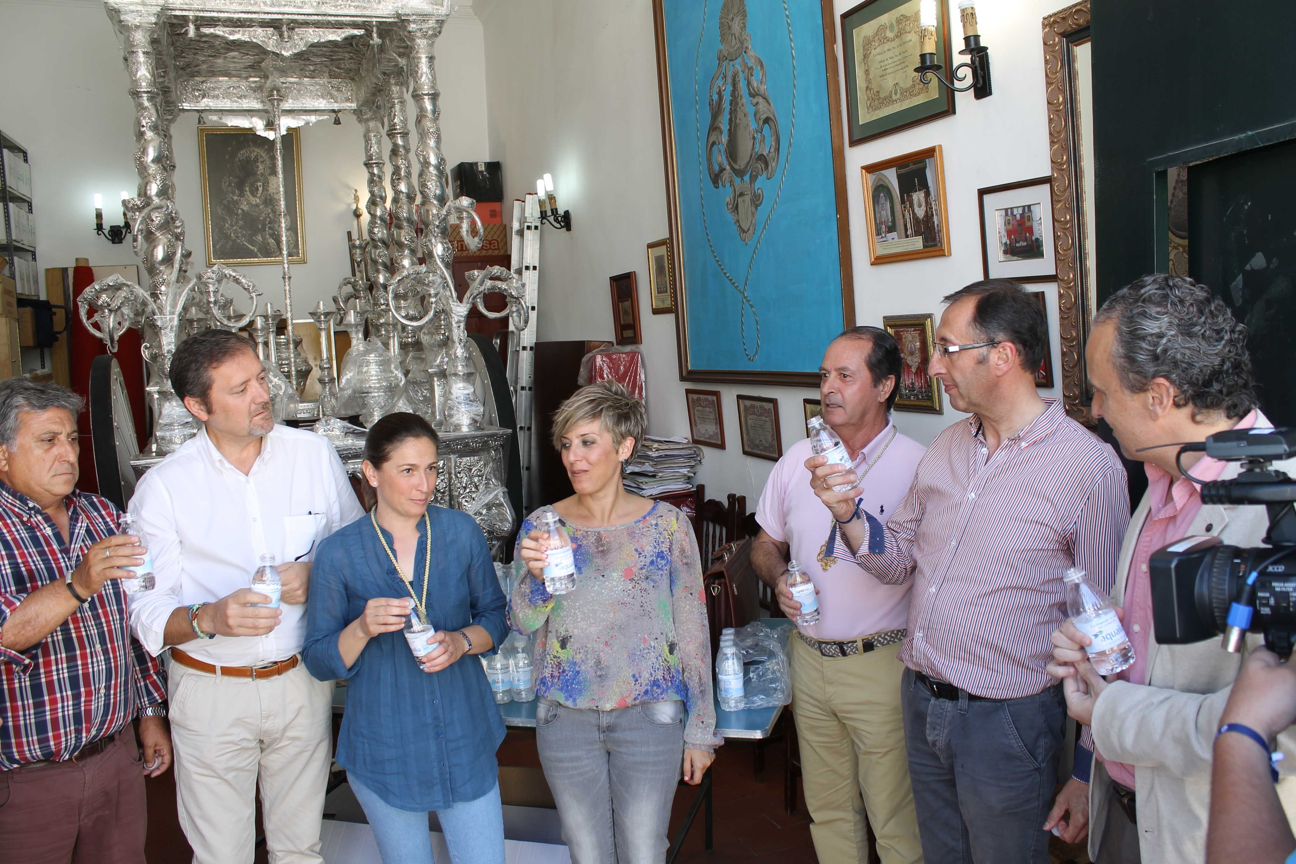 AQUALIA ENTREGA 4.000 BOTELLAS DE AGUA A LA HERMANDAD DEL ROCIO DE BOLLULLOS