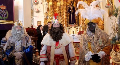 Los Reyes Magos se preparan para la Cabalgata visitando las capillas por la mañana