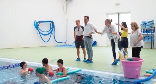 APRODIMAX DISFRUTA DEL VERANO CON UNA CLASE DE AQUAGYM Y AQUAEROBIC ADAPTADAS EN LA PISCINA MUNICIPA