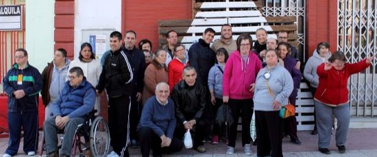 La decoración de los árboles navideños se cierra con el Centro COPRODIS y las Guarderías Los Pitufos