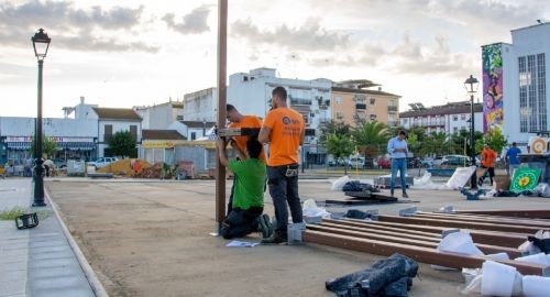 SE INICIA EL MONTAJE DEL PARQUE INFANTIL DE LA PLAZA 1 DE MAYO