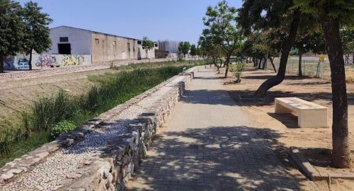 COMIENZAN LOS TRABAJOS DE LIMPIEZA Y DESBROCE DEL CAUCE DEL ARROYO CERRADA Y PASEO PEATONAL
