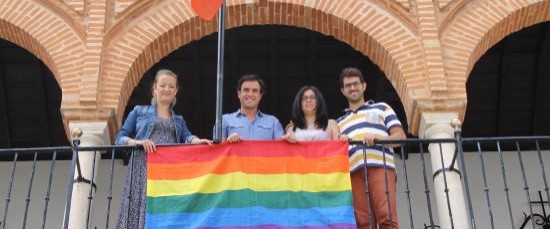 La bandera arcoíris luce en el balcón Municipal