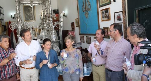 AQUALIA ENTREGA 4.000 BOTELLAS DE AGUA A LA HERMANDAD DEL ROCIO DE BOLLULLOS