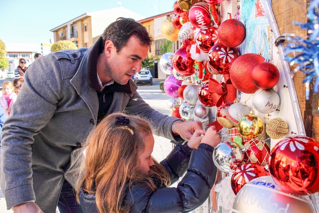 EL COLEGIO PÚBLICO MANUEL PÉREZ HACE SU APORTACIÓN A LA NAVIDAD