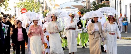 BOLLULLOS INICIA SU CARNAVAL DE CALLE CON LA VISITA DE LA COMITIVA MUNICIPAL