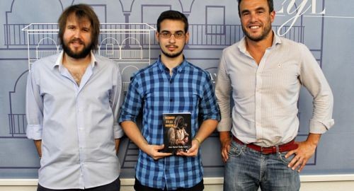 El Alcalde recibe a un nuevo y joven escritor de la localidad