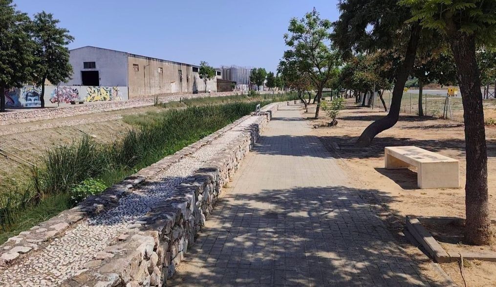 COMIENZAN LOS TRABAJOS DE LIMPIEZA Y DESBROCE DEL CAUCE DEL ARROYO CERRADA Y PASEO PEATONAL
