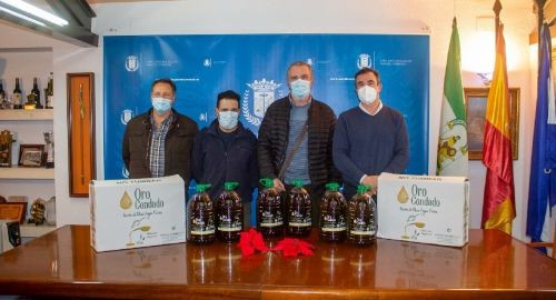 ENTREGA DE ACEITE AL AYUNTAMIENTO PARA PERSONAS NECESITADAS