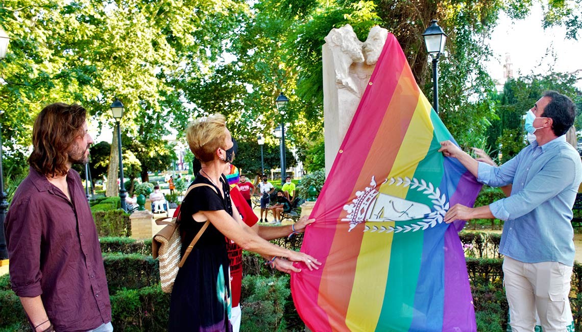 EL AYUNTAMIENTO DEDICA EN EL PARQUE MUNICIPAL UN MONUMENTO AL ORGULLO DE AMAR EN LIBERTAR