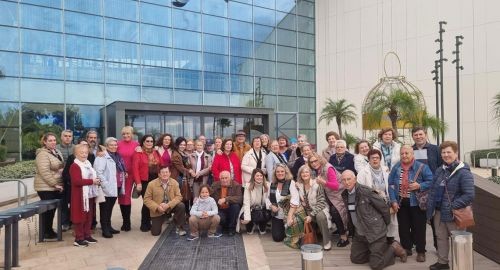 MEDIO CENTENAR DE CIUDADANOS DE BOLLULLOS VISITAN EL ALUMBRADO DE NAVIDAD DE SEVILLA