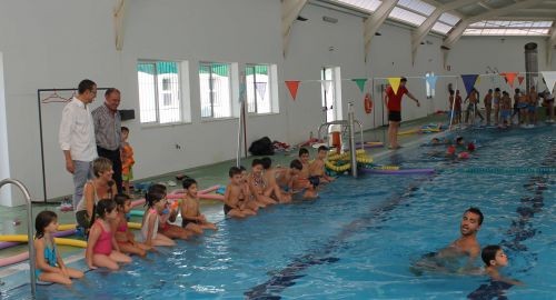 LA PISCINA MUNICIPAL DESPLIEGA UNA AMPLIA GAMA DE ACTIVIDADES Y CURSOS DE INICIACIÓN, MANTENIMIENTO 