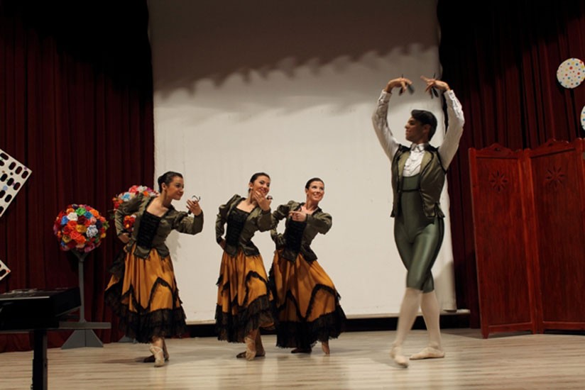 CON EL MAESTRO ARTESANO JUAN VELA COMIENZA EN BOLLULLOS LA XVII SEMANA DE LA DANZA