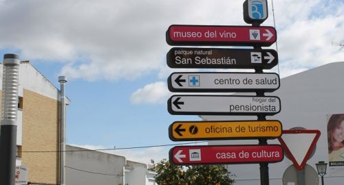 EL AYUNTAMIENTO DE BOLLULLOS INSTALA SOPORTES DE SEÑALIZACIÓN Y PLANOS DE LOCALIZACIONES INFORMATIVA