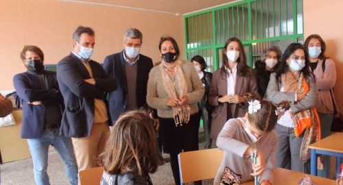 EL ALCALDE Y LA DELEGADA DE EDUCACIÓN VISITAN LA I SEMANA CULTURAL DE MANUEL PÉREZ