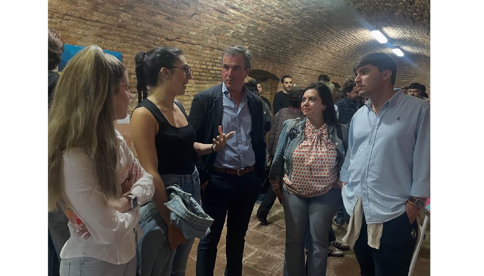 UNA TREINTENA DE JÓVENES DE BOLLULLOS EXPONEN “EN PLAN”