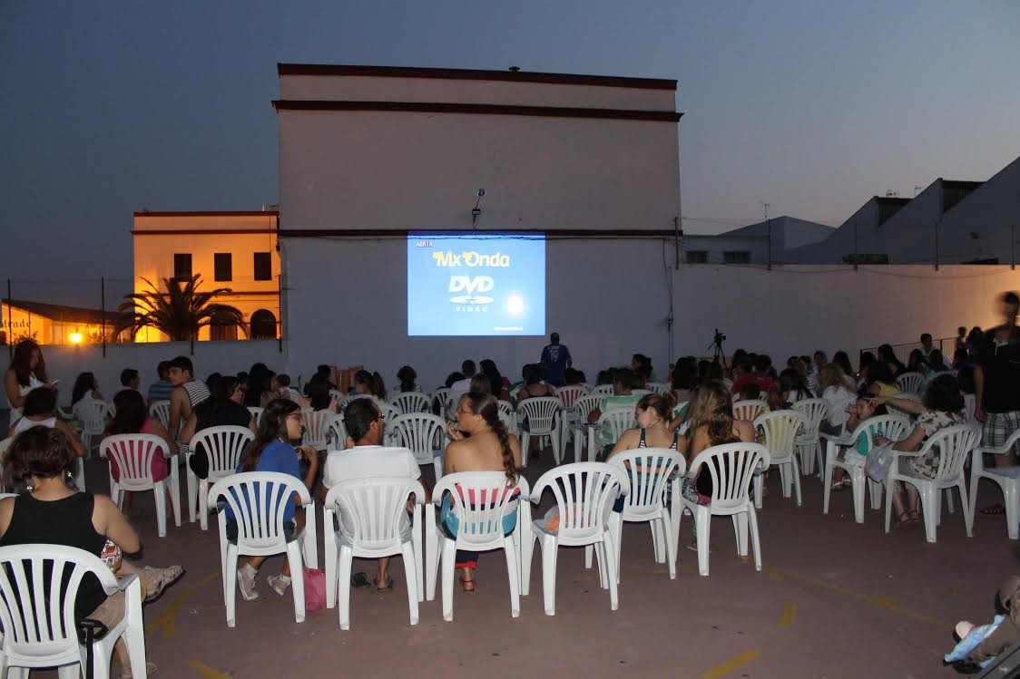 LA CONCEJALÍA DE JUVENTUD DE BOLLULLOS PONE EN MARCHA LA XV EDICION DEL YA TRADICIONAL CINE DE VERAN