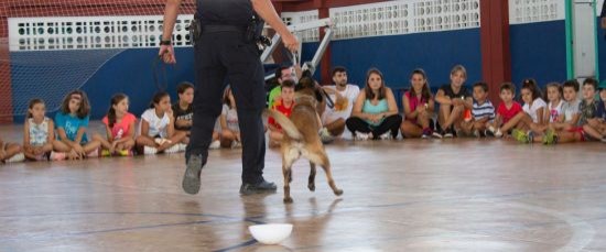 EXHIBICIÓN DE LA UNIDAD CANINA DE LA POLICÍA LOCAL EN LOS CAMPAMENTOS DE VERANO