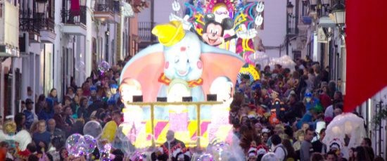 EL CARNAVAL DE BOLLULLOS SE ECHA A LA CALLE