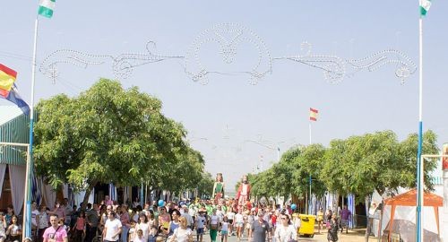LOS GIGANTES Y CABEZUDOS ABRIERON COMO CADA AÑO LA FERIA DE BOLLULLOS
