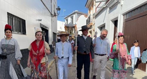 MASIVO ACOMPAÑAMIENTO A LA HERMANDAD DEL ROCÍO EN SU CAMINO HACIA LA ALDEA ALMONTEÑA