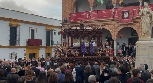 LA CORPORACIÓN MUNICIPAL ACOMPAÑÓ A LA REAL HERMANDAD DEL SANTO ENTIERRO EL VIERNES SANTO