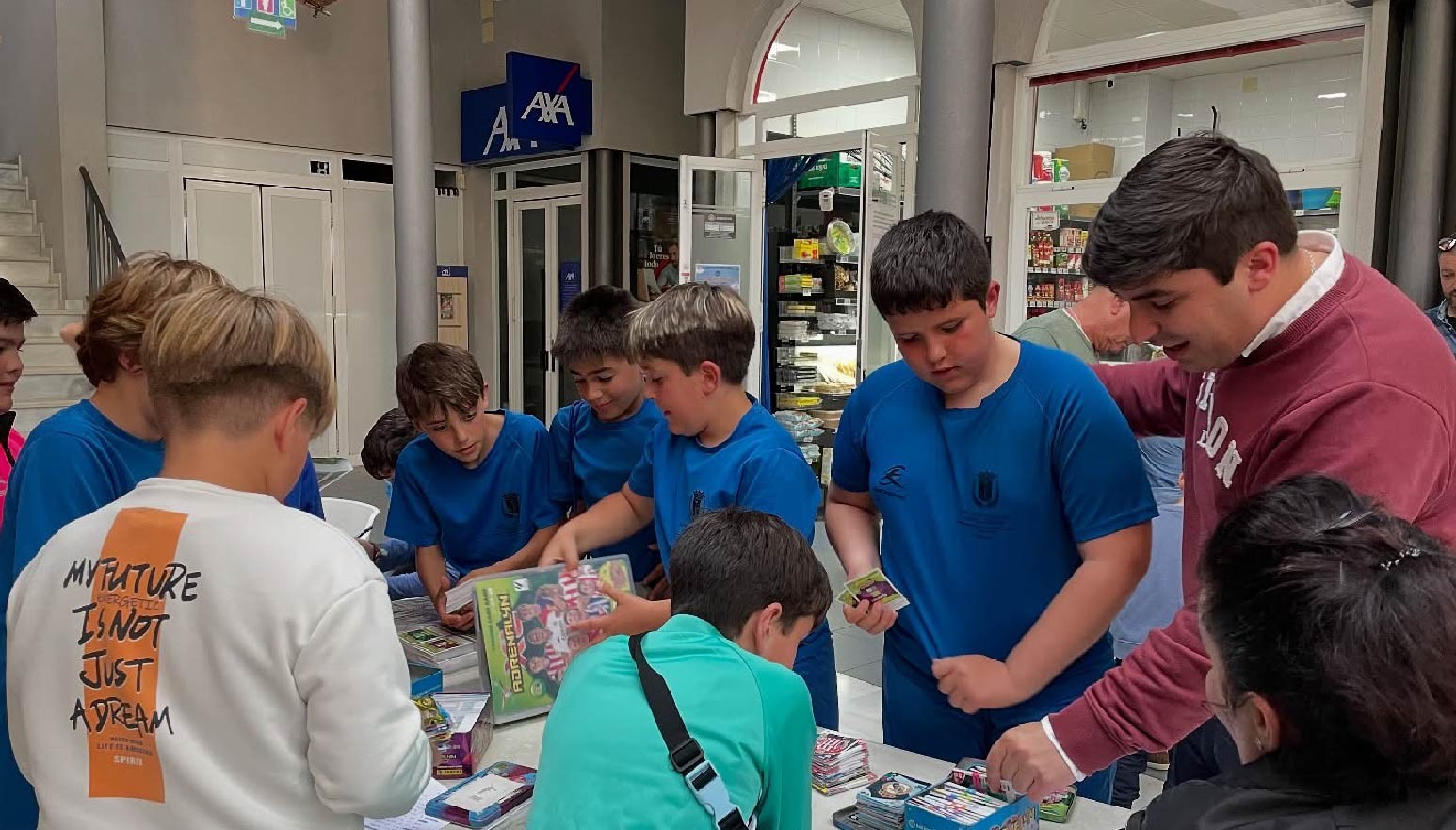 I QUEDADA DE INTERCAMBIO DE CROMOS ADRENALYN
