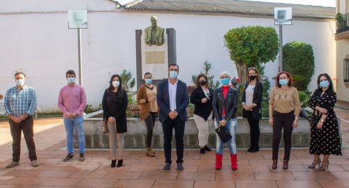 EL AYUNTAMIENTO CONMEMORA EL DÍA INTERNACIONAL DEL FLAMENCO JUNTO AL BUSTO DE ILDEFONSO PINTO