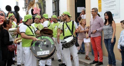 LOS GIGANTES Y CABEZUDOS LLENAN DE ALEGRÍA LAS CALLES DE BOLLULLOS PAR DEL CONDADO