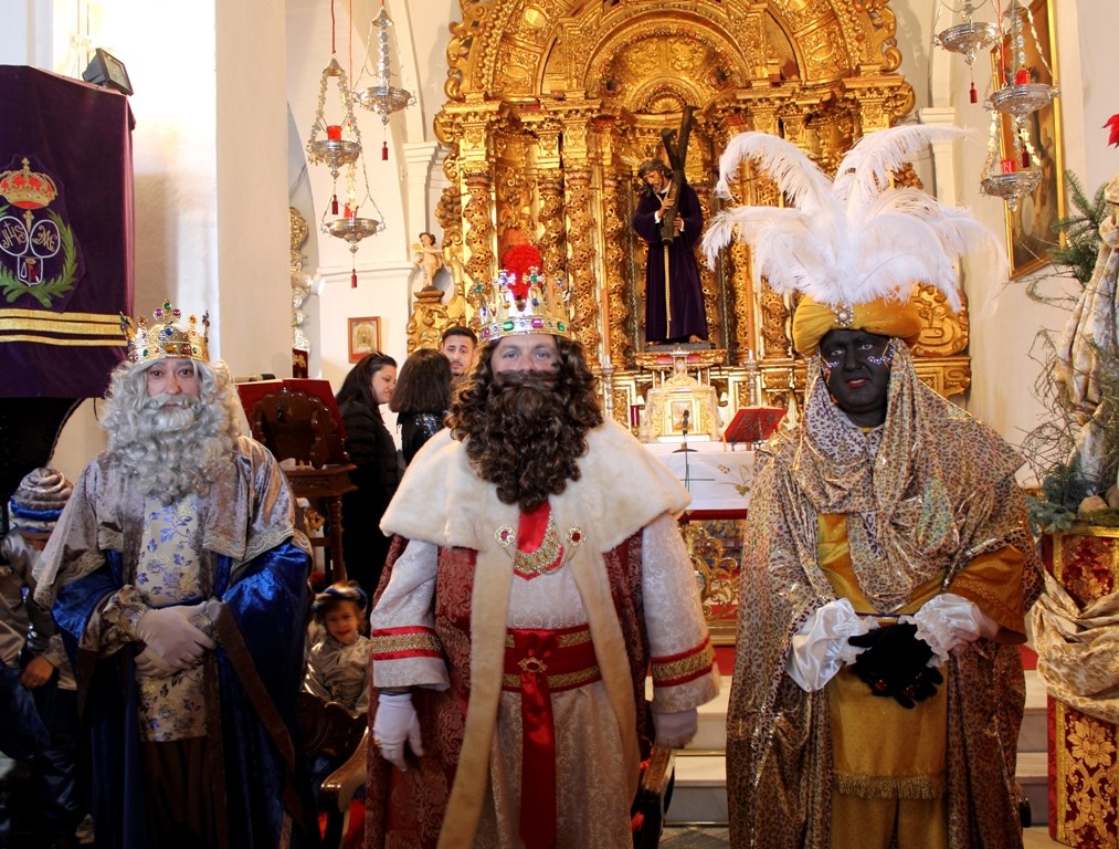 Los Reyes Magos se preparan para la Cabalgata visitando las capillas por la mañana