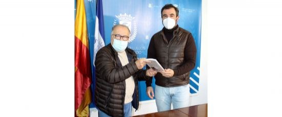 JAIME OLIVEROS REGALA AL ALCALDE DE LA CIUDAD SU OBRA “EL LIBRO DE ANTOÑITO”