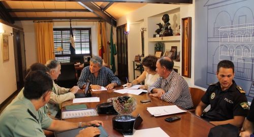 PEREZ VIGUERA PRESIDE LA JUNTA LOCAL DE SEGURIDAD DE FERIA DEL AYUNTAMIENTO DE BOLLULLOS PAR DEL CON