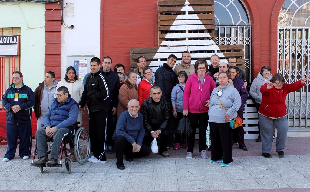 La decoración de los árboles navideños se cierra con el Centro COPRODIS y las Guarderías Los Pitufos