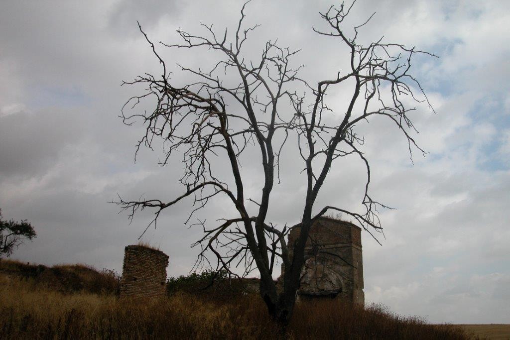 Ruinas del Convento San Juan de Morañina en tinieblas