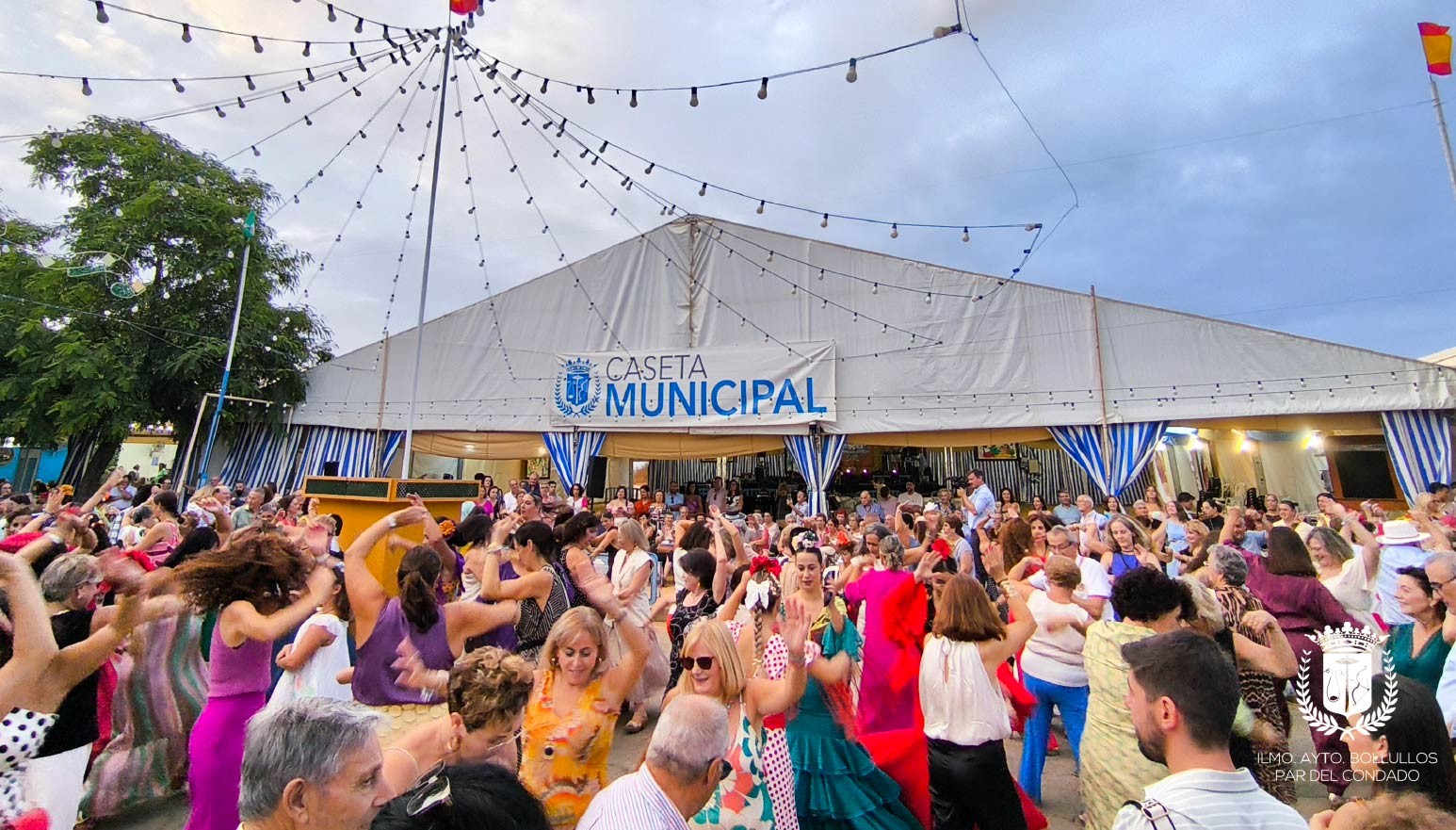 BOLLULLOS VOLVIÓ A BAILAR POR SEVILLANAS EN EL RECINTO FERIAL