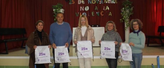 REPARTO DE MOCHILAS CON EL LEMA DEL “25 N” A LOS CEIP DE LA CIUDAD