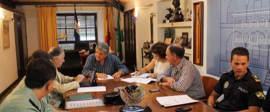 PEREZ VIGUERA PRESIDE LA JUNTA LOCAL DE SEGURIDAD DE FERIA DEL AYUNTAMIENTO DE BOLLULLOS PAR DEL CON