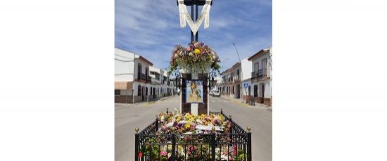 EL MONUMENTO A LA SANTA CRUZ DE MONTAÑINA SE ENGALANA