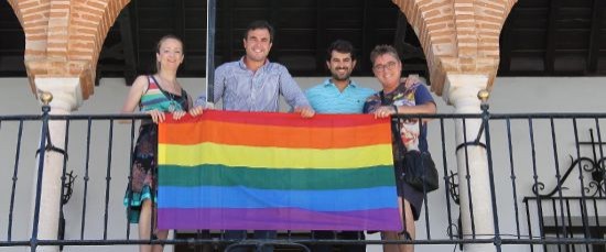 LA BANDERA DE LA DIVERSIDAD LUCE EN EL BALCÓN MUNICIPAL