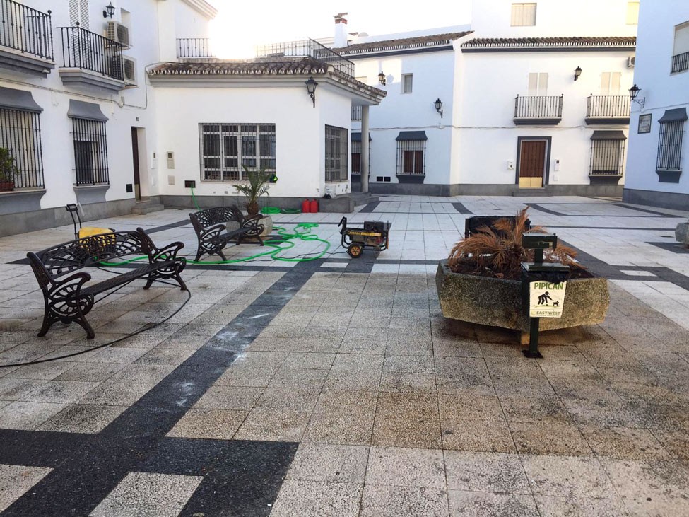 DESPUÉS DE UNOS AÑOS DE ABANDONO EL AYUNTAMIENTO ACTÚA EN LA PLAZA DE LA VERACRUZ