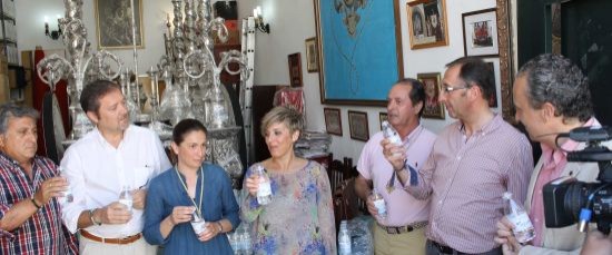 AQUALIA ENTREGA 4.000 BOTELLAS DE AGUA A LA HERMANDAD DEL ROCIO DE BOLLULLOS