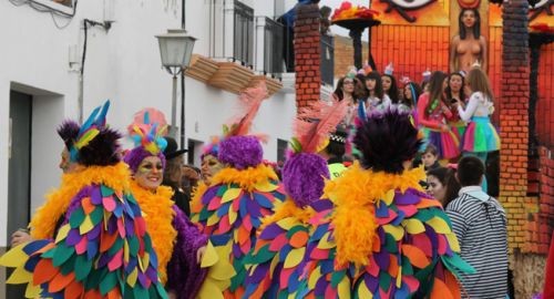 ESTE SABADO, EL DESFILE DEL CARNAVAL SERÁ DE NUEVO EN BOLLULLOS, UNA EXPLOSION DE ALEGRÍA, COLOR Y P