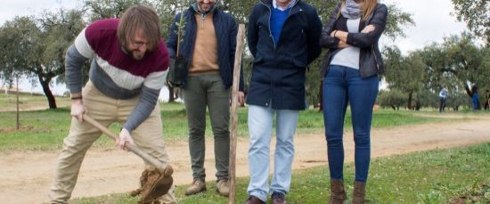 El alcalde participa en la actividad de reforestación en el Parque Natural de San Sebastián