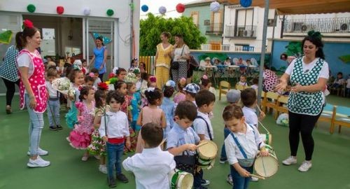 LA GUARDERÍA MUNICIPAL CÁNDIDA MAYA CELEBRA LA CRUZ DE MAYO INFANTIL