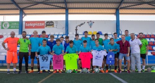 DEPORTES ENTREGA LAS NUEVAS EQUIPACIONES A LAS ESCUELAS DE FÚTBOL