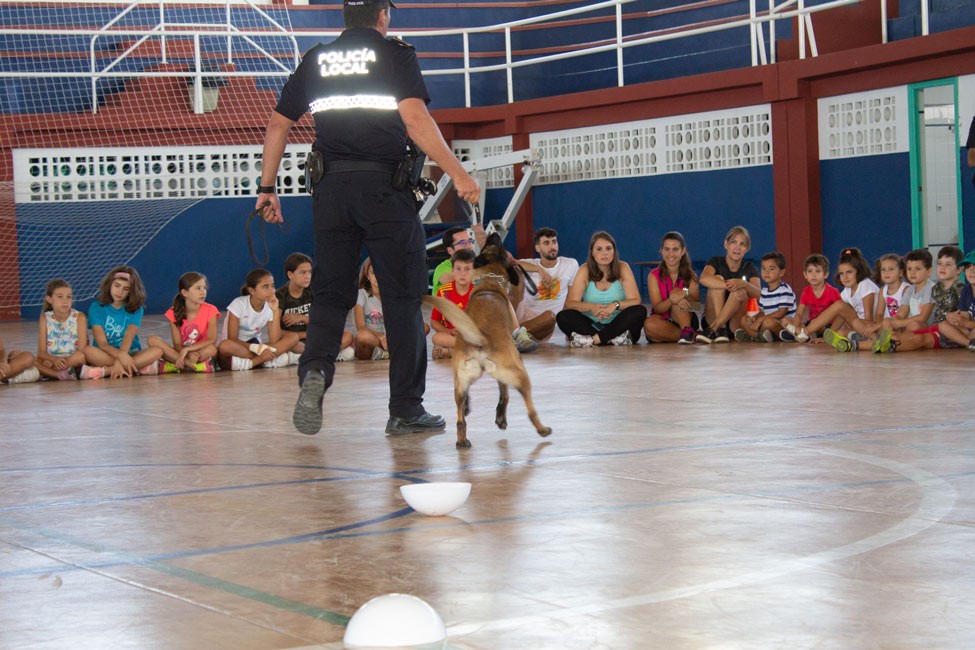 EXHIBICIÓN DE LA UNIDAD CANINA DE LA POLICÍA LOCAL EN LOS CAMPAMENTOS DE VERANO